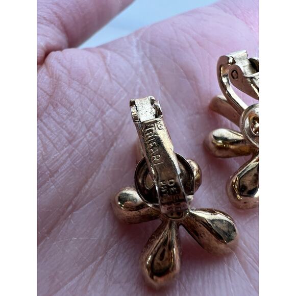 Vintage Clip On Trifari Floral Clear Clover Earrings Gold Toned - Picture 5 of 7